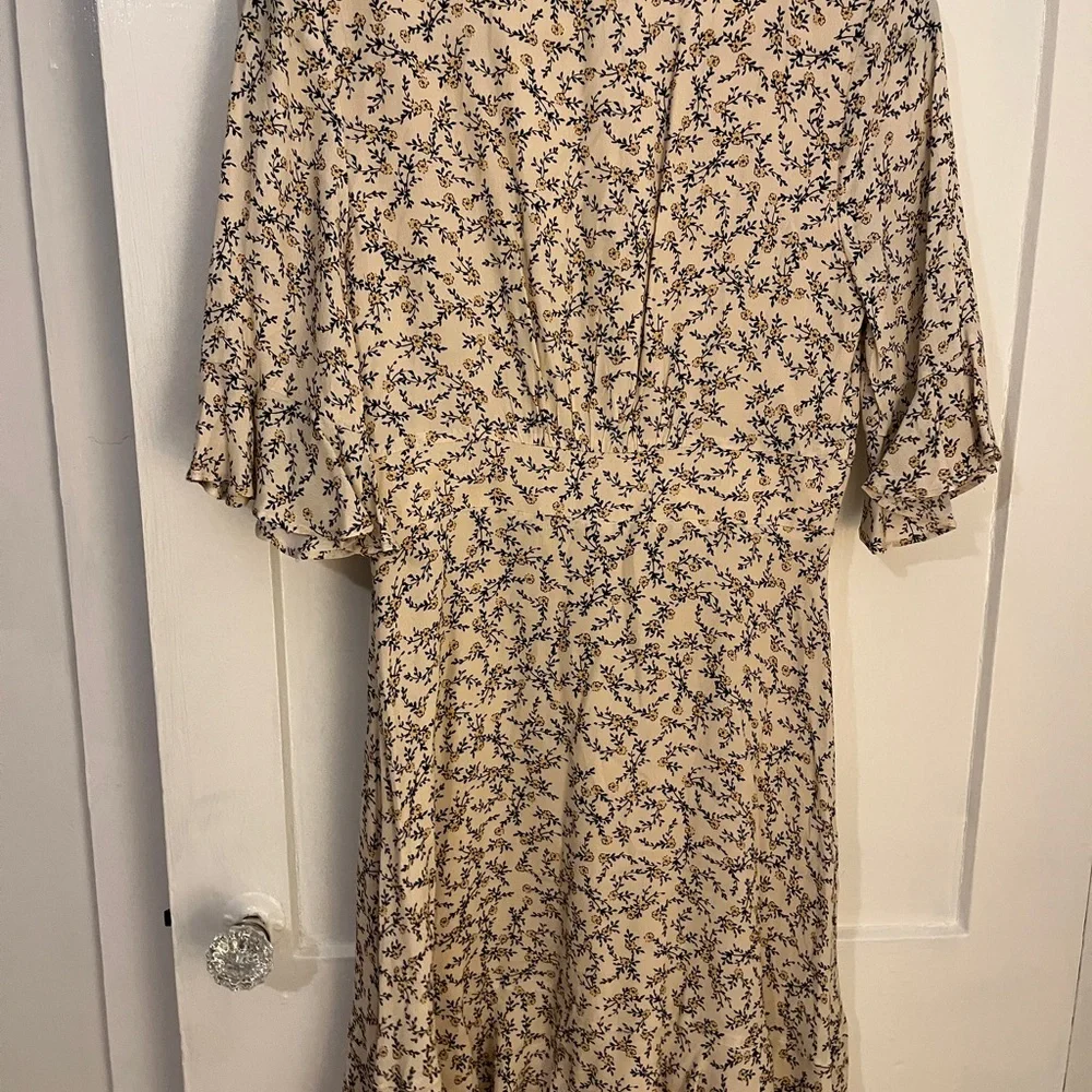 Cupcakes and cashmere Floral V-Neck Dress - Picture 7 of 11